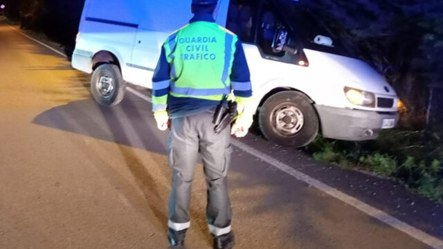 Guardia-Civil-atendiendo-una-emergencia-en-carretera