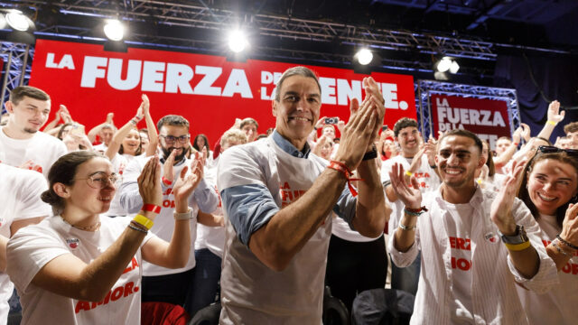 Pedro-Sanchez-roedado-por-jovenes-del-partido