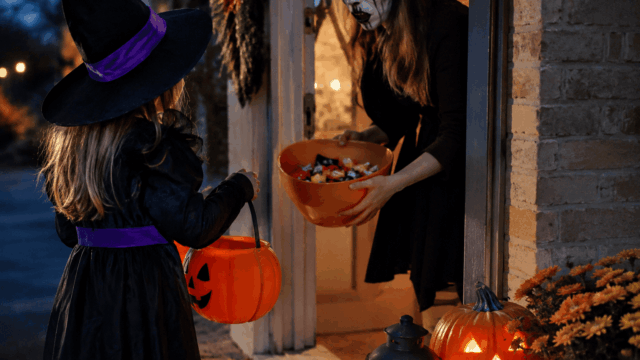 Truco-o-trato-en-la-puerta-de-Halloween-1