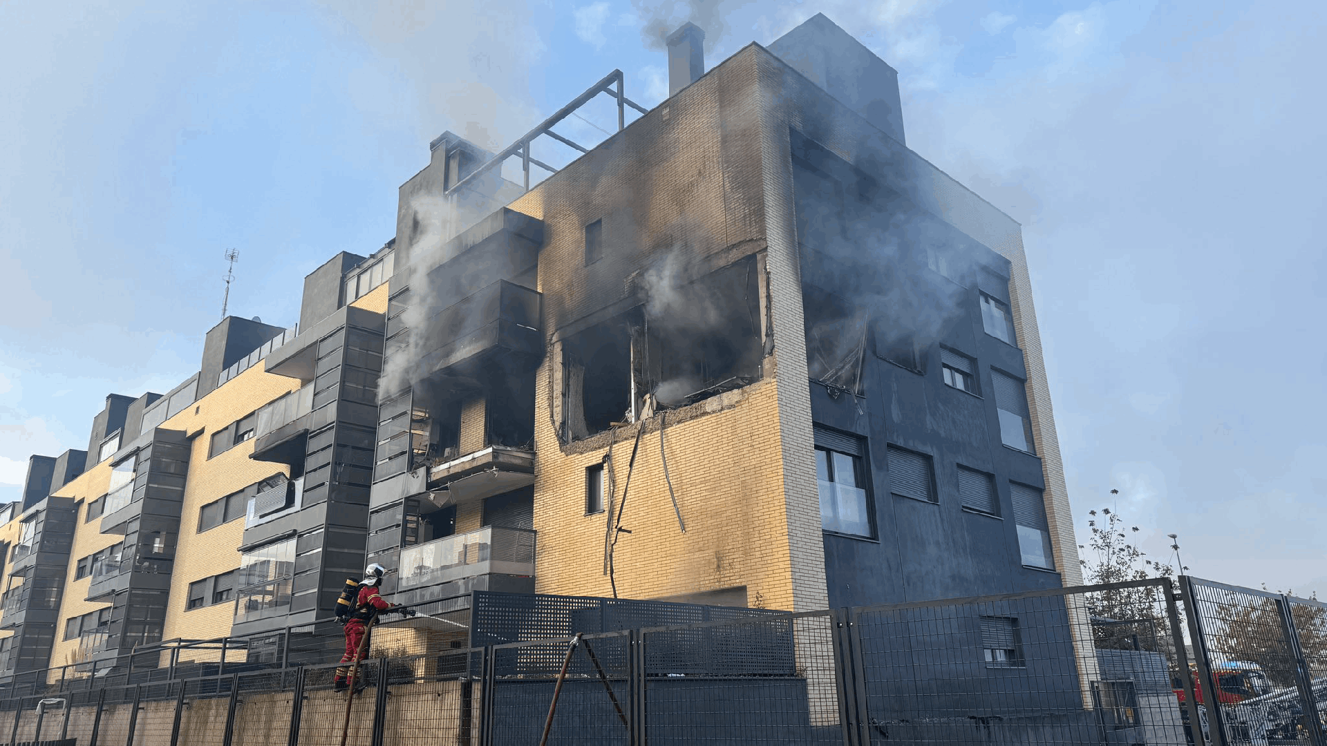 Las impactantes llamas devoran una vivienda tras una explosión en el municipio madrileño de Valdemoro