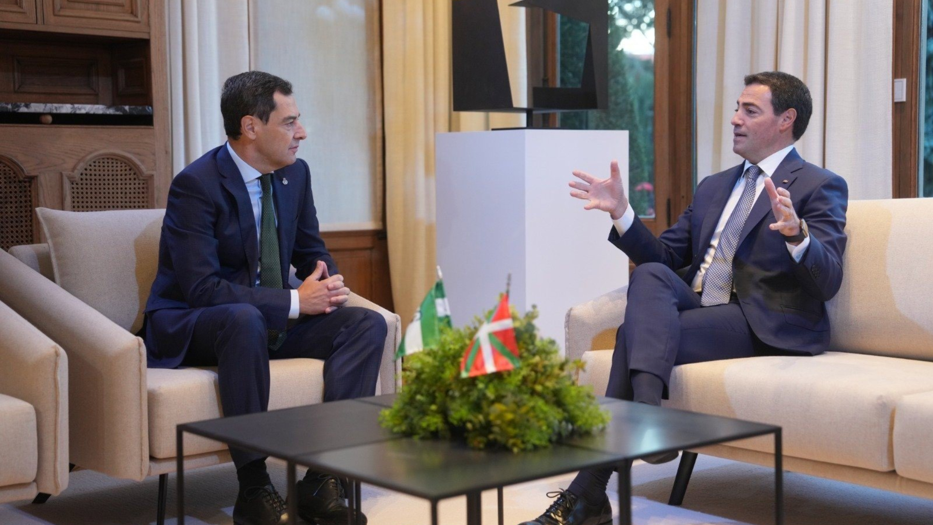 Juanma Moreno apela al «diálogo y la concordia» tras sentarse en Ajuria Enea con el lehendakari Pradales