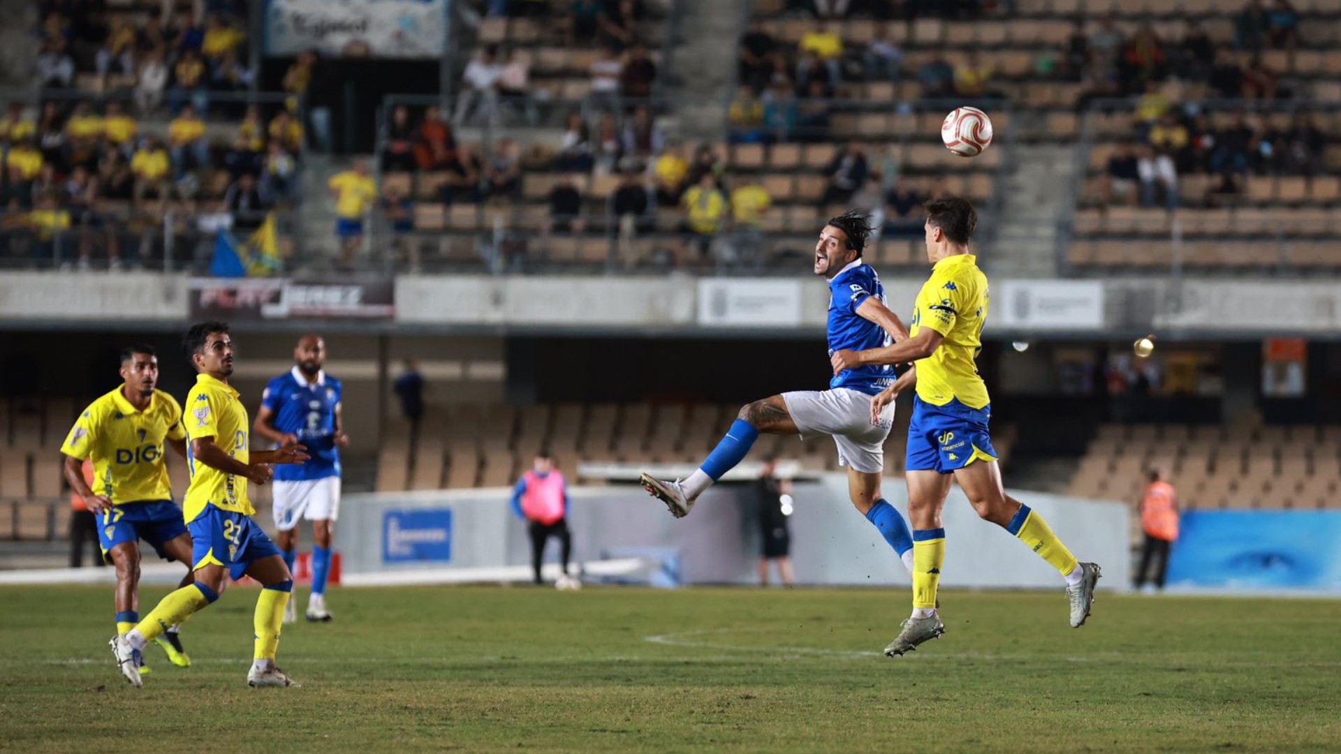 Jugadores de Xerez y Cádiz se disputan el balón