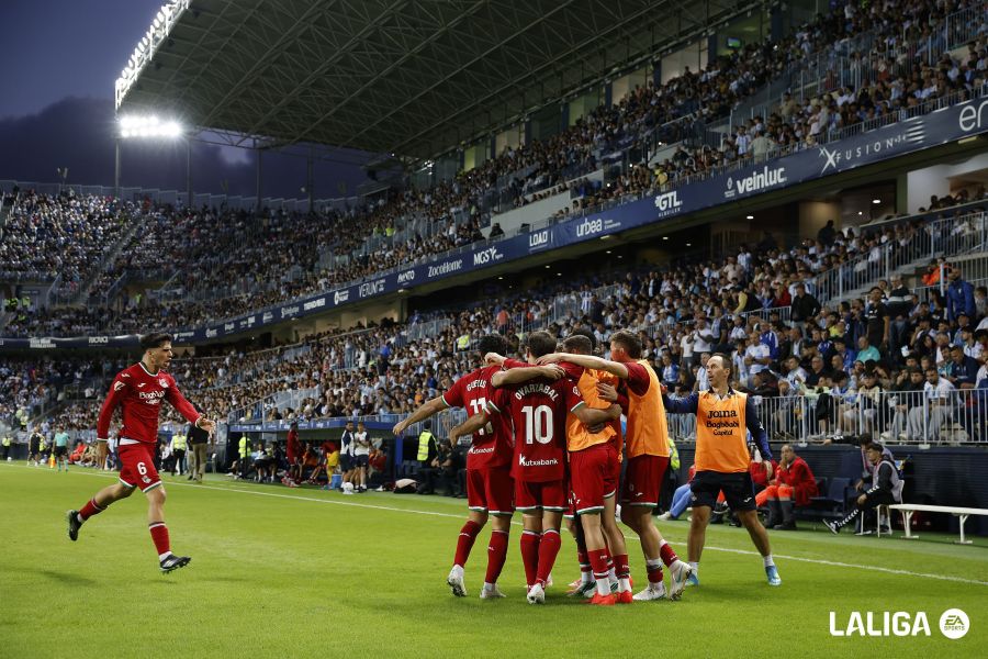 La grada de animación del Málaga señala a la dirección deportiva tras la derrota ante la Real: «¿Dónde están los fichajes?»