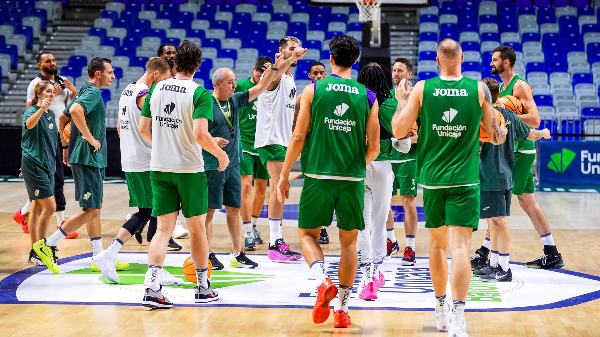 Los jugadores de Unicaja se saludan en un entreno