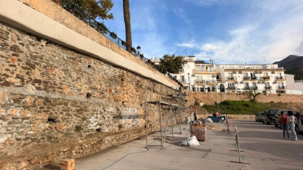 El Ayuntamiento de Nerja reforma el muro de la plaza de Maro con una inversión de 44.528 euros