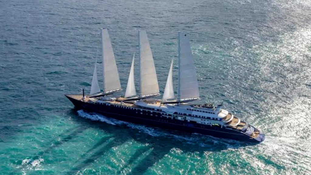 El gigante de los siete mares: el mayor velero de crucero del mundo llega a Málaga