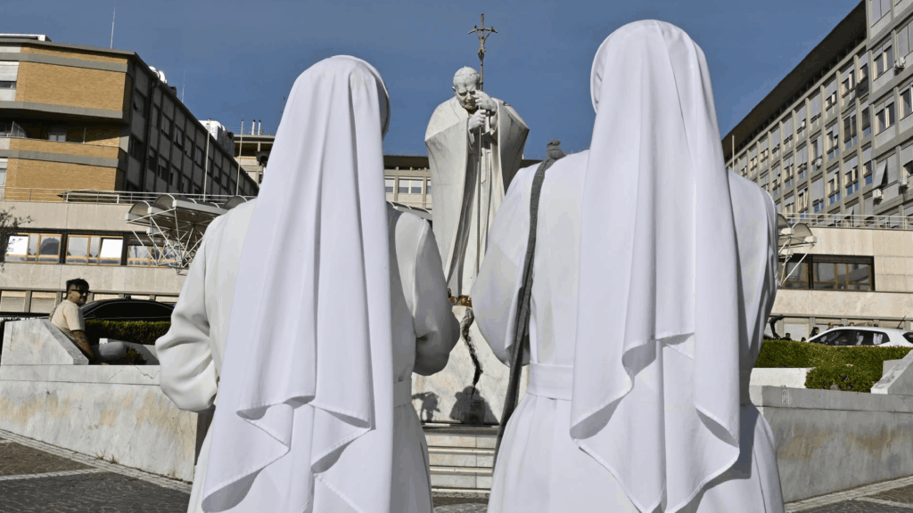 El papa León XIV mejora y continúa con sus actividades diarias durante su ingreso hospitalario