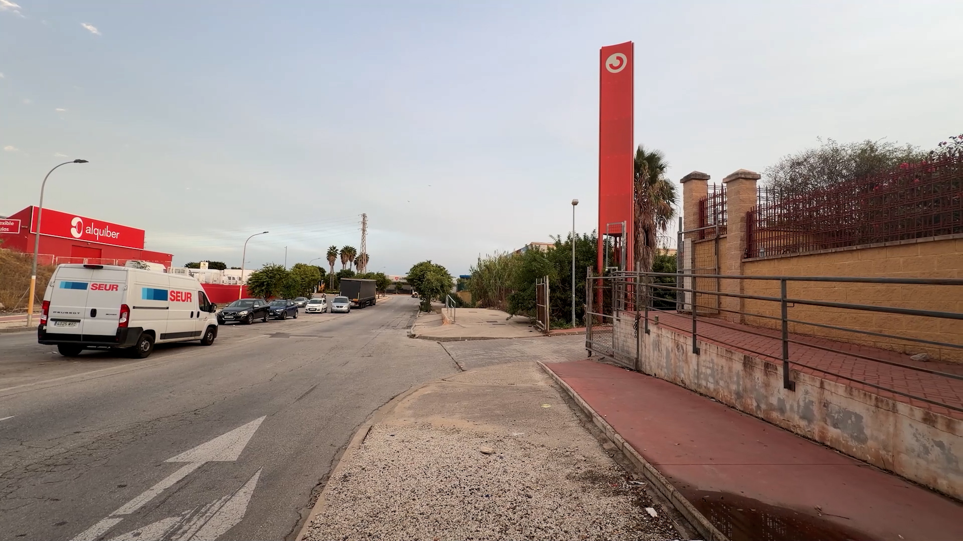 Las alternativas al coche en Guadalhorce: el bus con menos viajeros y un Cercanías inundable y sin paso de cebra