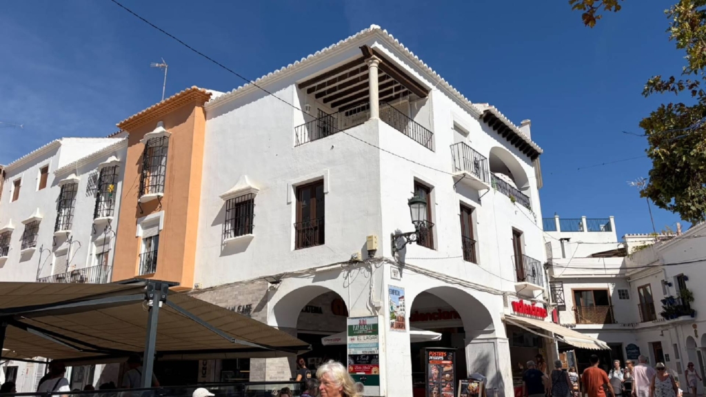 El Ayuntamiento de Nerja pone a la venta un piso de su propiedad en el Balcón de Europa