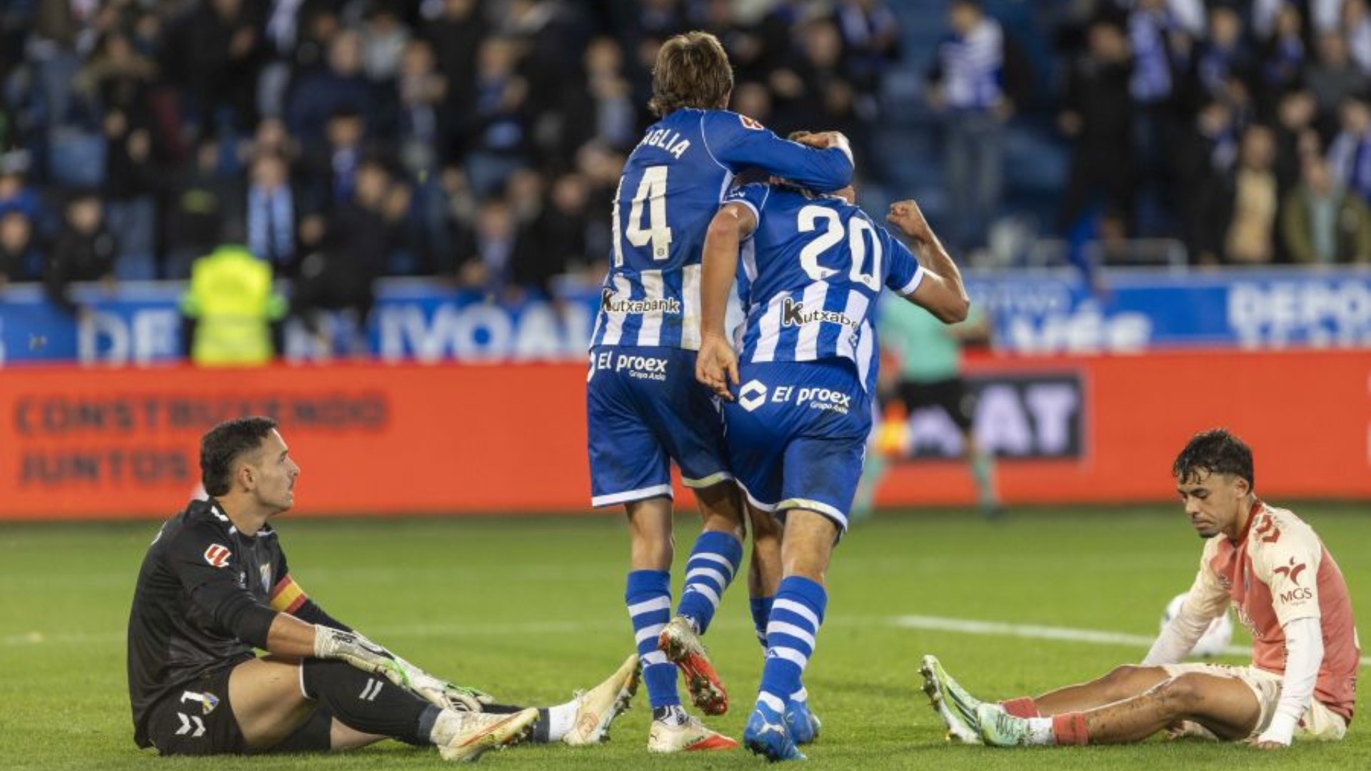 El Málaga se queda sin su primera victoria por un gol del Alavés que debió ser anulado (1-1)