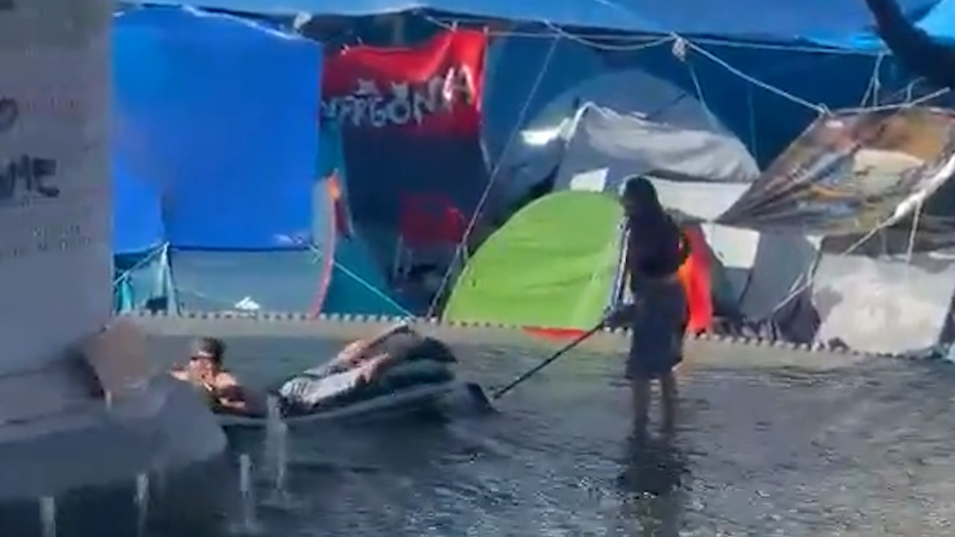 Los acampados en Madrid convierten la fuente de la Puerta del Sol en una piscina: «Para una vez que os laváis, iros a otra parte»