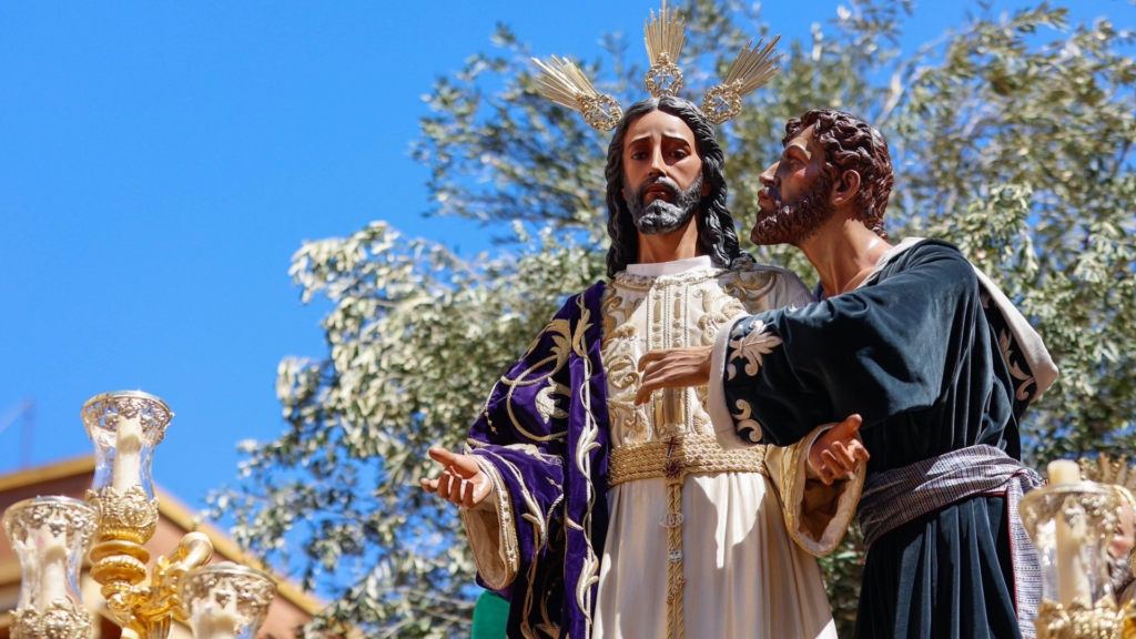 El Señor de la Redención de Sevilla estrenará una nueva túnica bordada: ¿es correcta su representación con el color blanco?