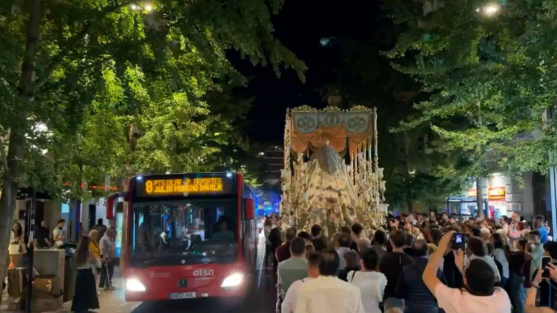 El traslado de la Santa Cena de Granada se topa con el tráfico en la Gran Vía
