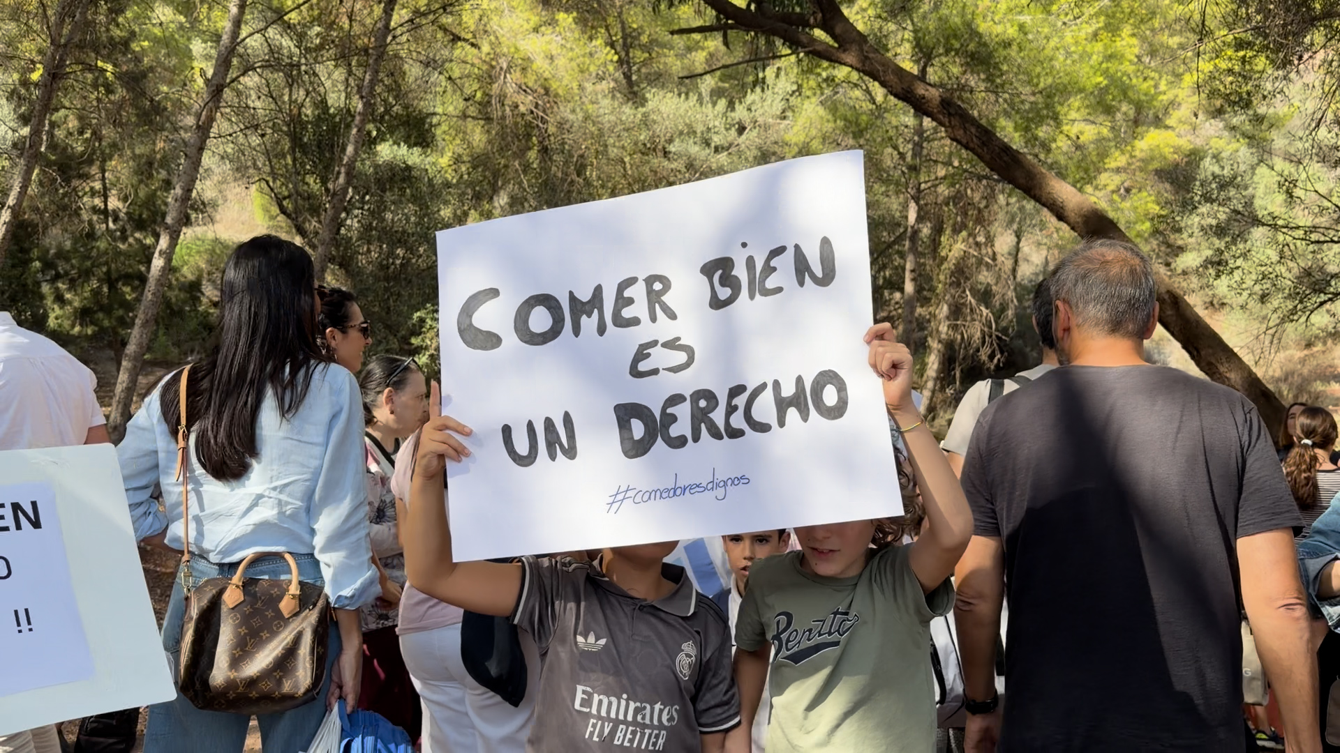 El pícnic de la indignación en el CEIP Parque Clavero de Málaga: «El mal estado de los alimentos del comedor perjudica a nuestros hijos»