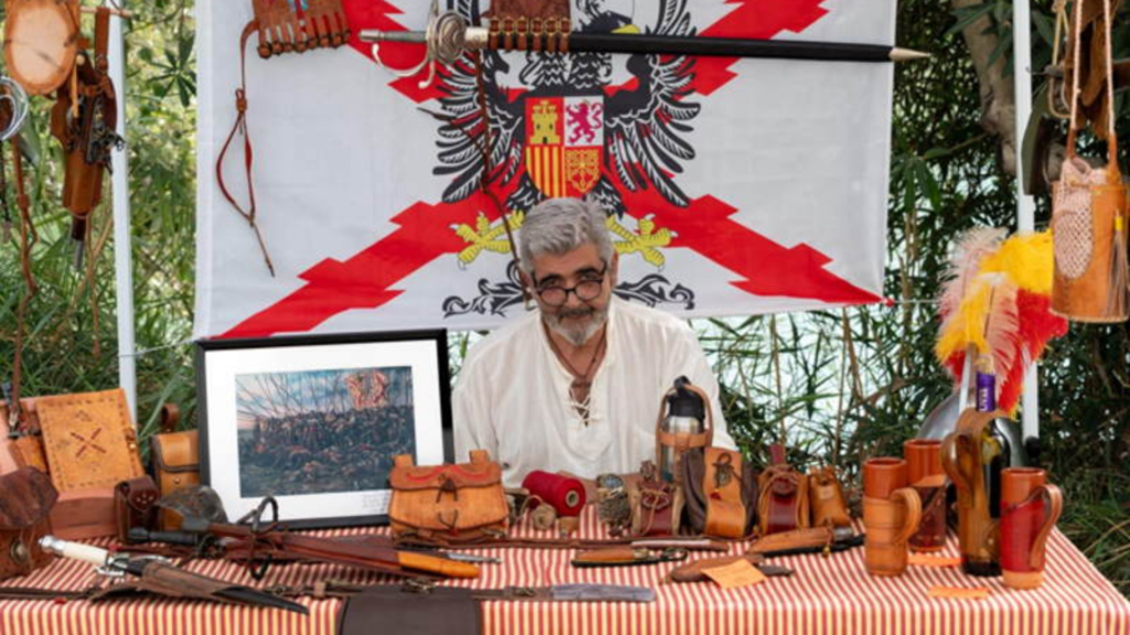 Vox clama por la expulsión de un artesano de un mercado de Sevilla que exhibía la  bandera de los Tercios