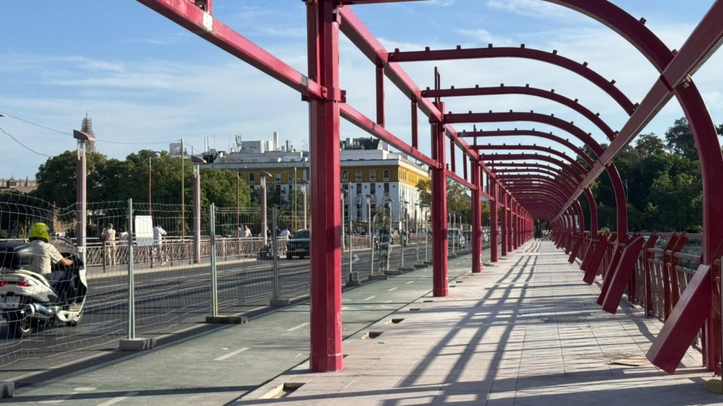 El Ayuntamiento de Sevilla realiza pruebas con las lonas del Puente de San Telmo: la acera podría quedar despejada en breve