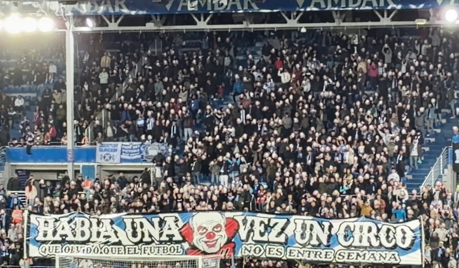 La grada del Alavés realiza un tifo en contra de Tebas: “Un payaso que olvidó que el fútbol no es entre semana”