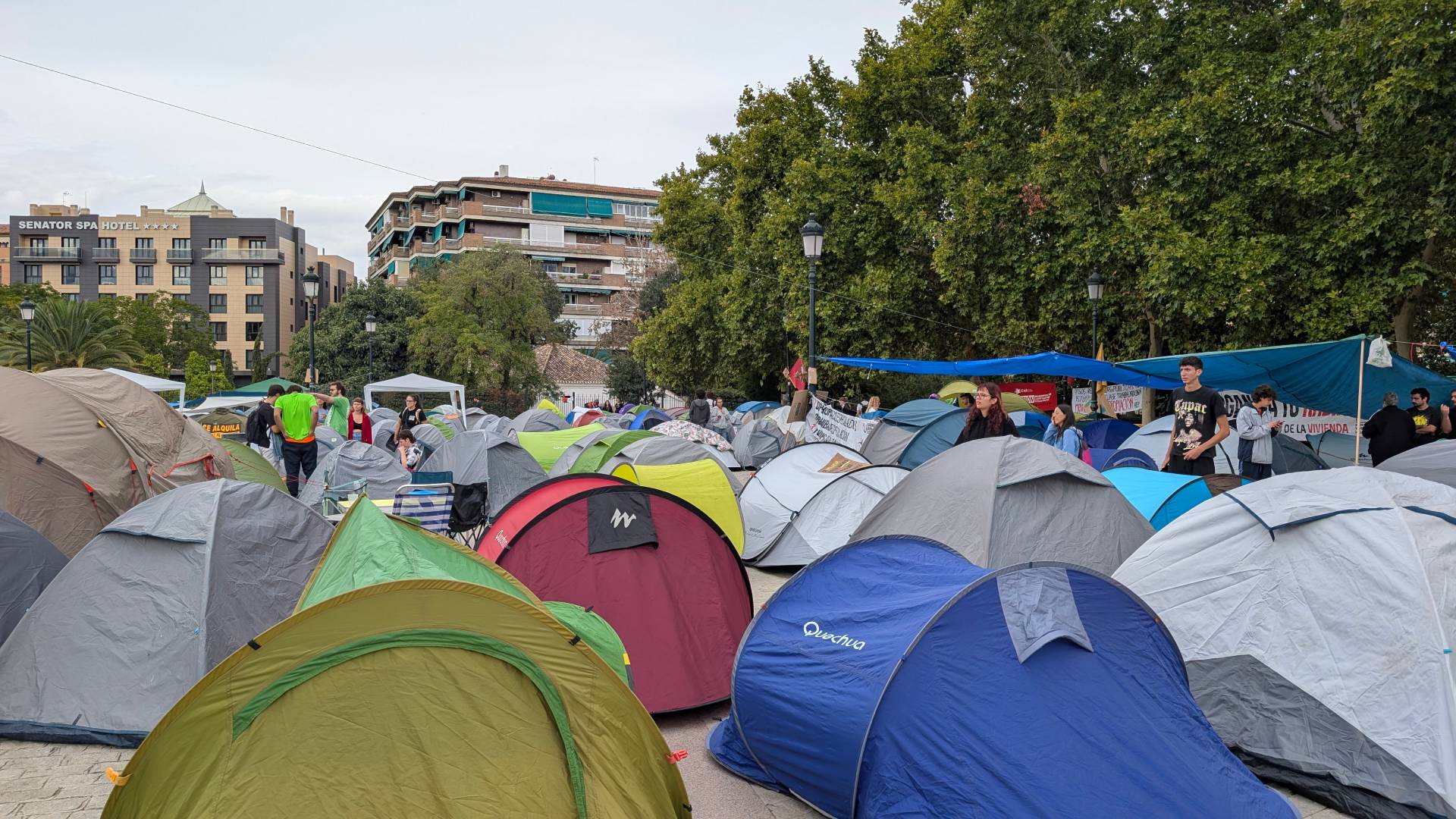 La acampada de Granada por la vivienda continúa pese al adelanto electoral: «El plan no cambia en absoluto»