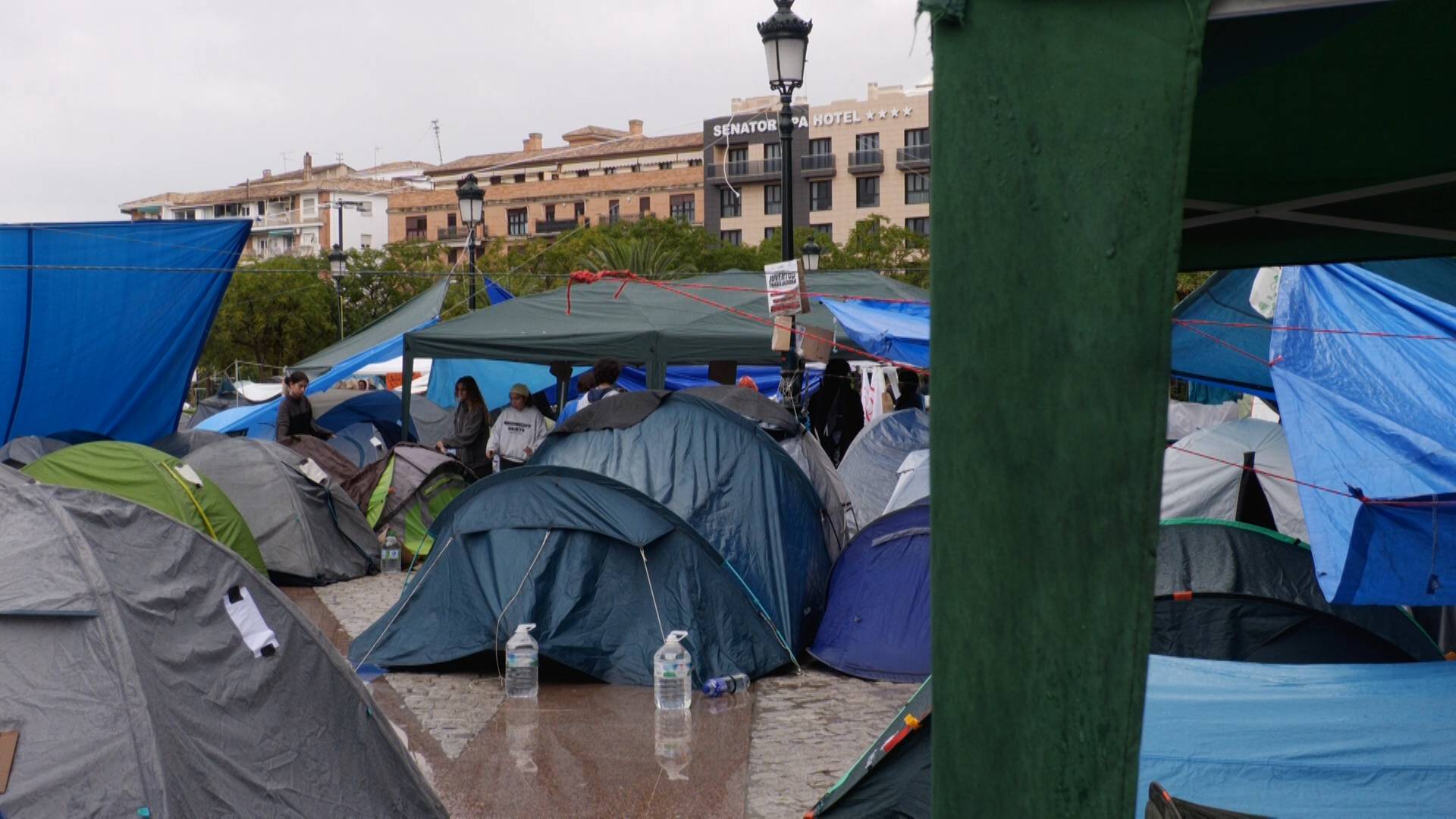 Ni la lluvia ni la huelga general detienen la acampada por la vivienda en Granada