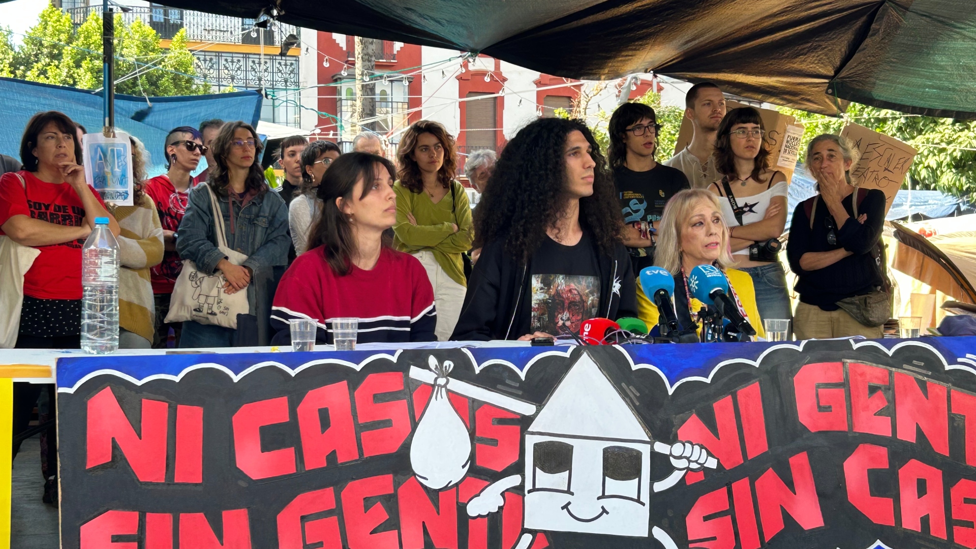 La acampada por la vivienda de las Setas de Sevilla continúa y mira hacia la huelga general del 11N: «Seguiremos aquí mientras tengamos fuerza»