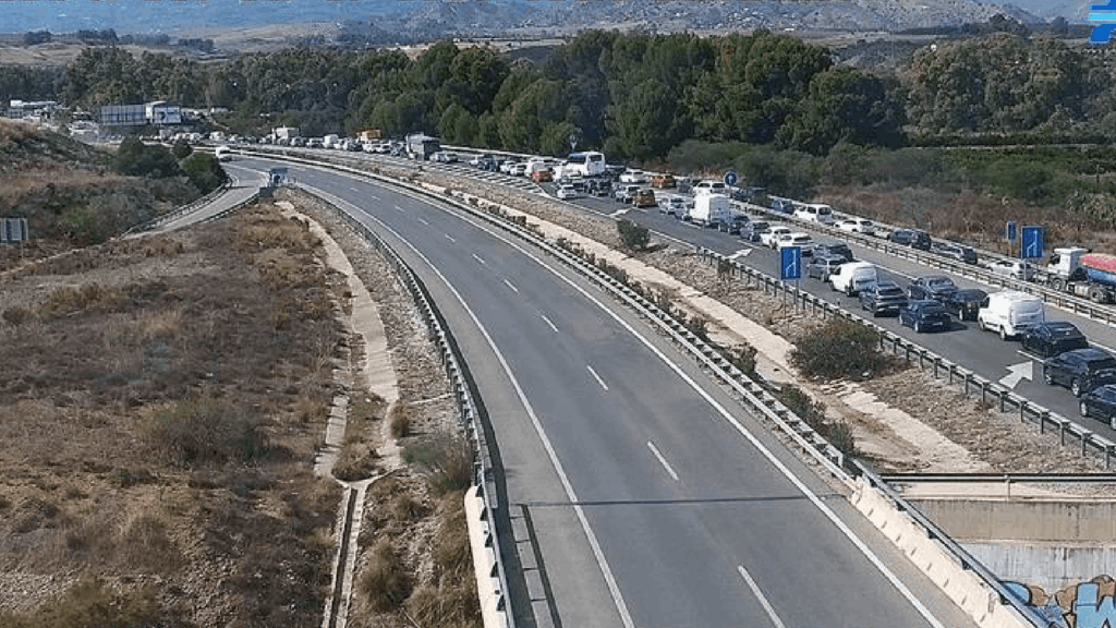 Un accidente entre un camión y tres turismos provoca cinco kilómetros de retenciones en la A-357 a su paso por Cártama