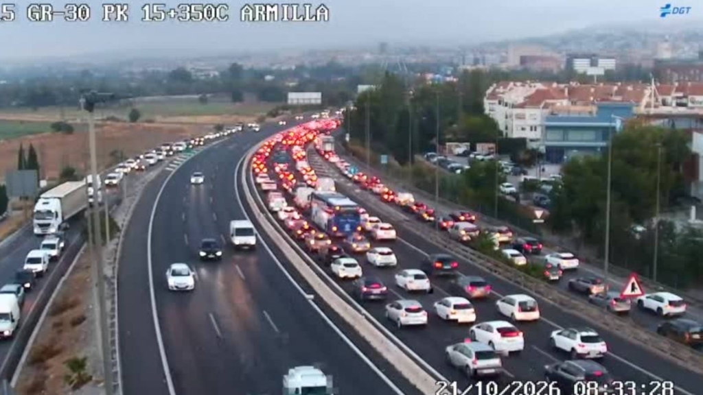 Huyen tras robar una furgoneta y provocan un accidente en la Circunvalación de Granada