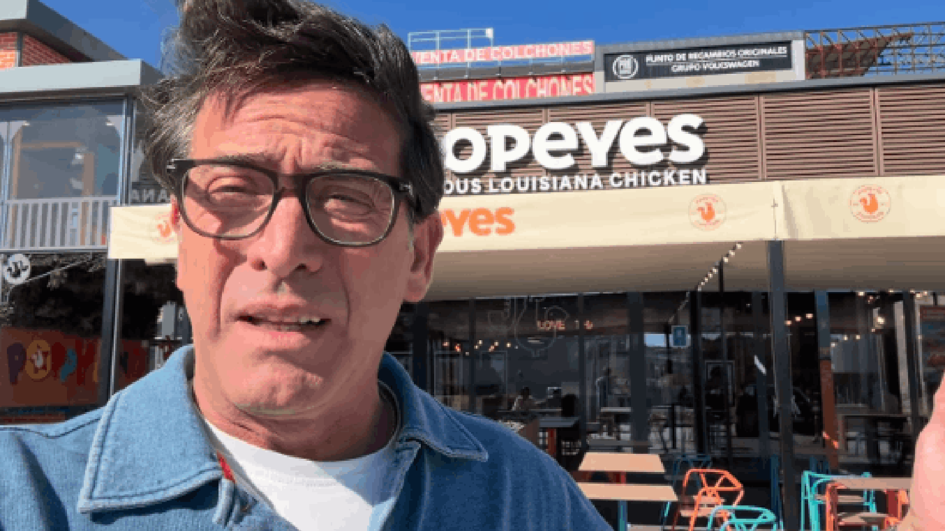 El actor sevillano Antonio Garrido denuncia en redes que le vendieron pollo podrido en una cadena de comida rápida