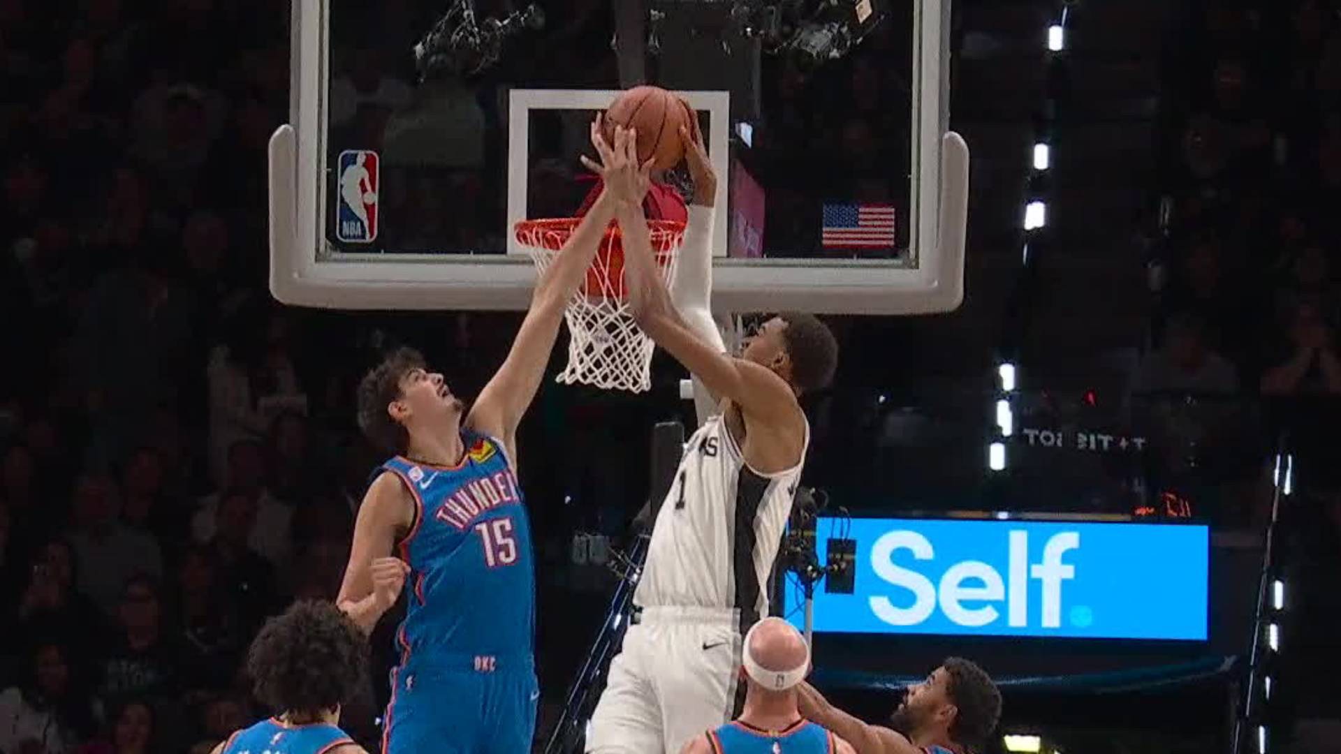 La NBA alucina con Aday Mara: debut, victoria y taponazo a Wembanyama