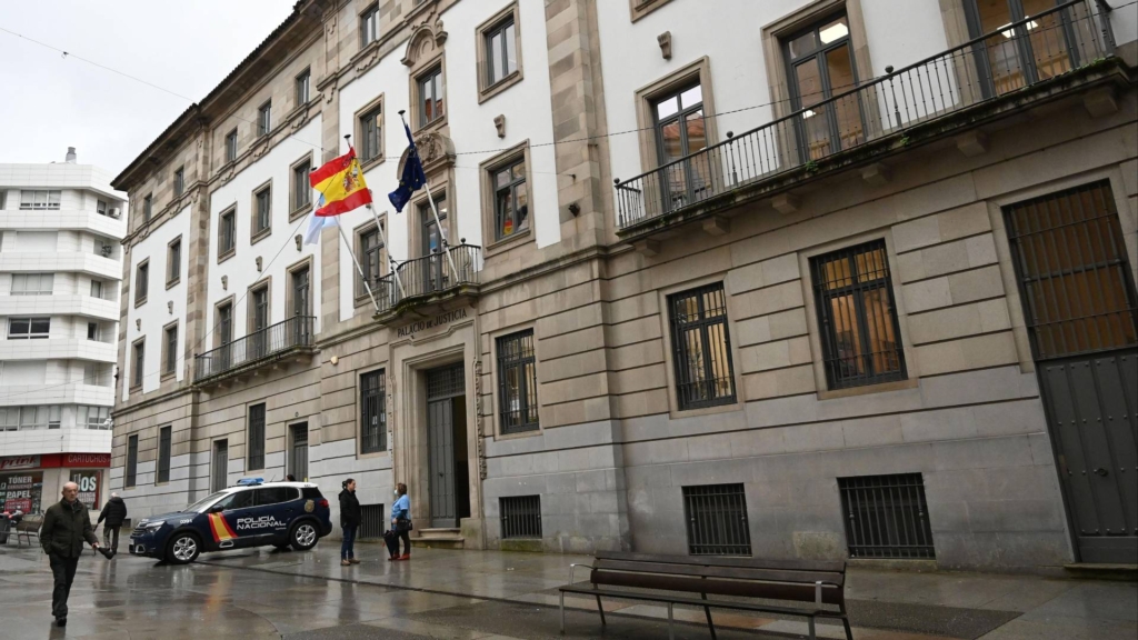 Un jamón como premio de un falso duelo de bofetadas: a juicio el dueño de un bar de Pontevedra por vejar a un cliente con discapacidad