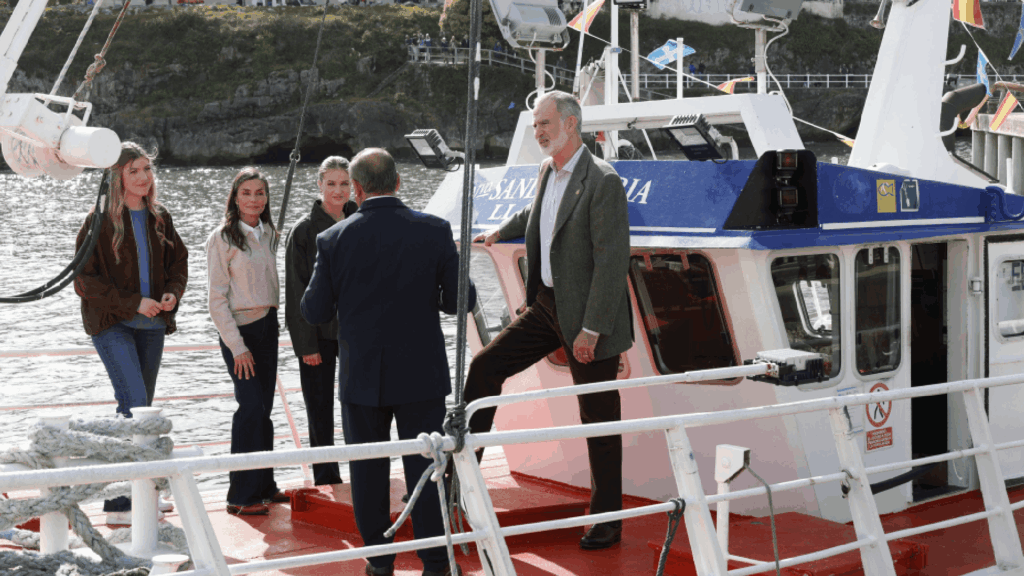 La Reina Letizia sufre una caída durante su visita a Llanes y continúa con normalidad los actos