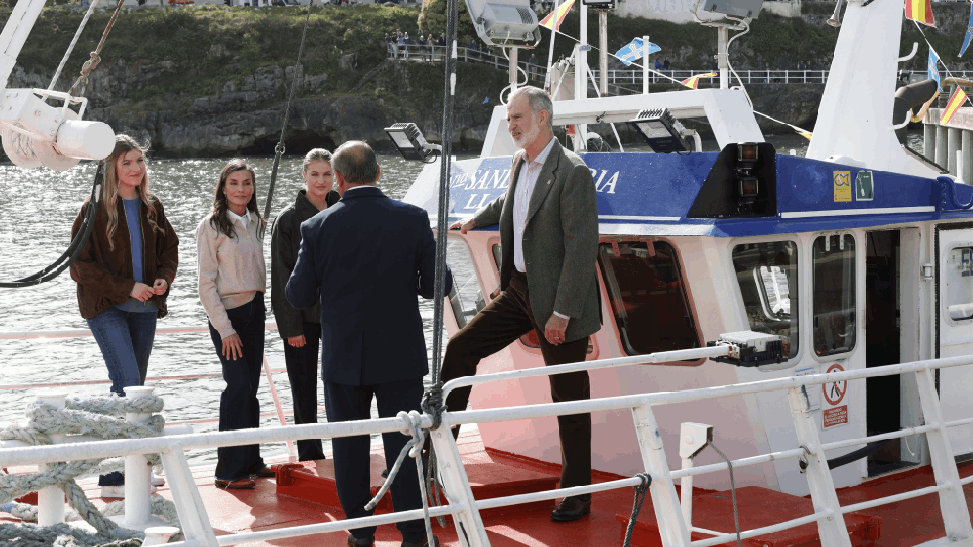 La Reina Letizia sufre una caída durante su visita a Llanes y continúa con normalidad los actos