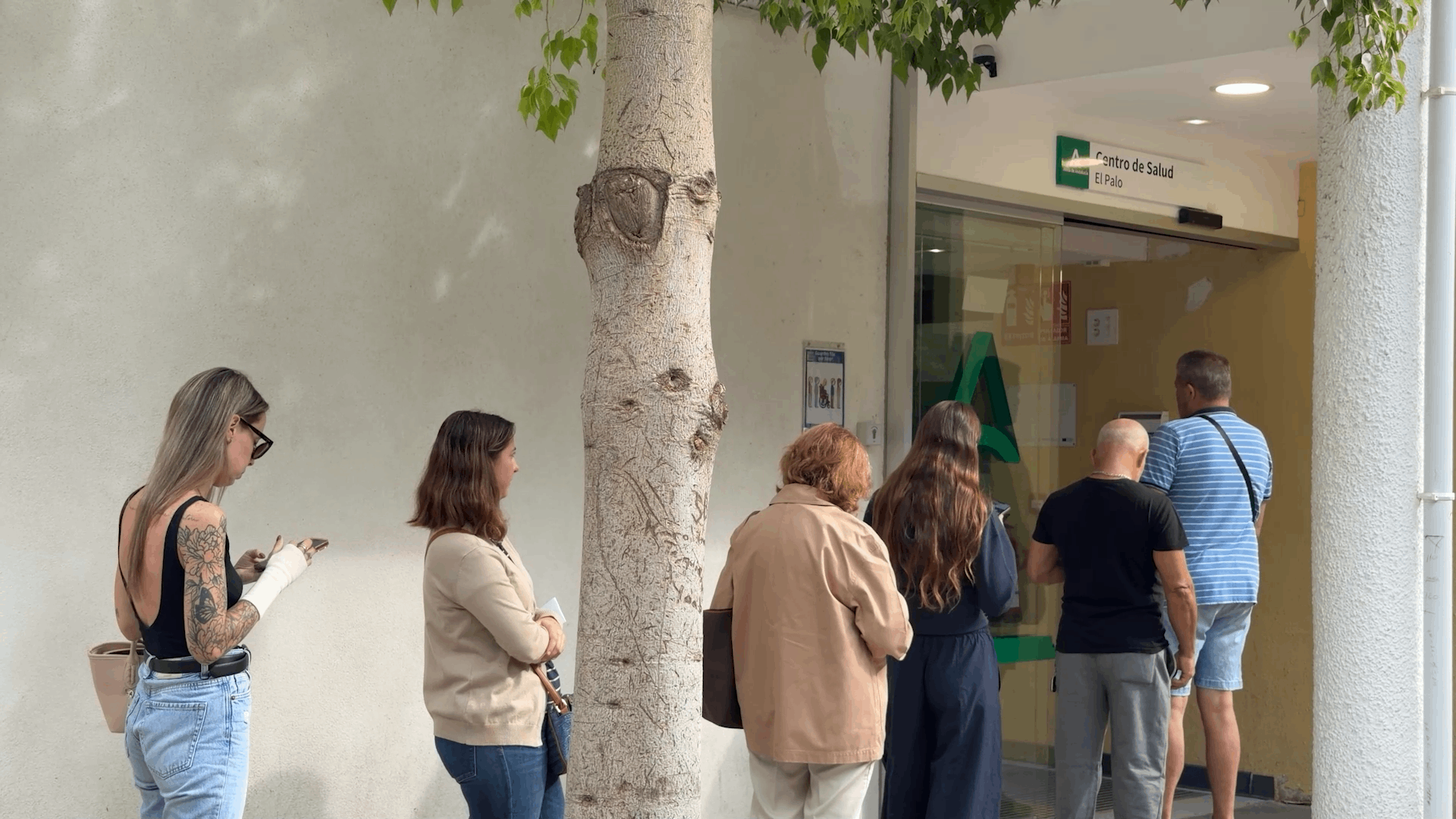 El centro de salud de El Palo recupera la normalidad tras el desprendimiento parcial del techo