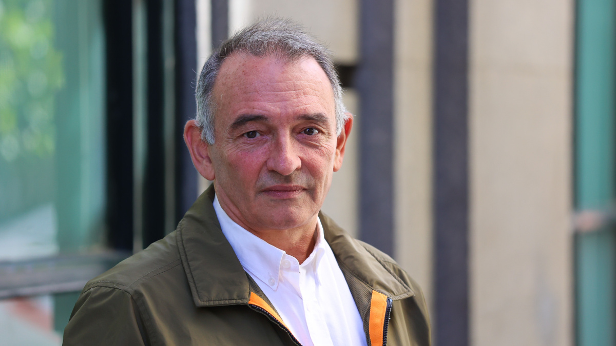 El paracaidista Enrique Santiago, dirigente de IU, apunta a número uno de Frente Amplio por Sevilla para el 29N