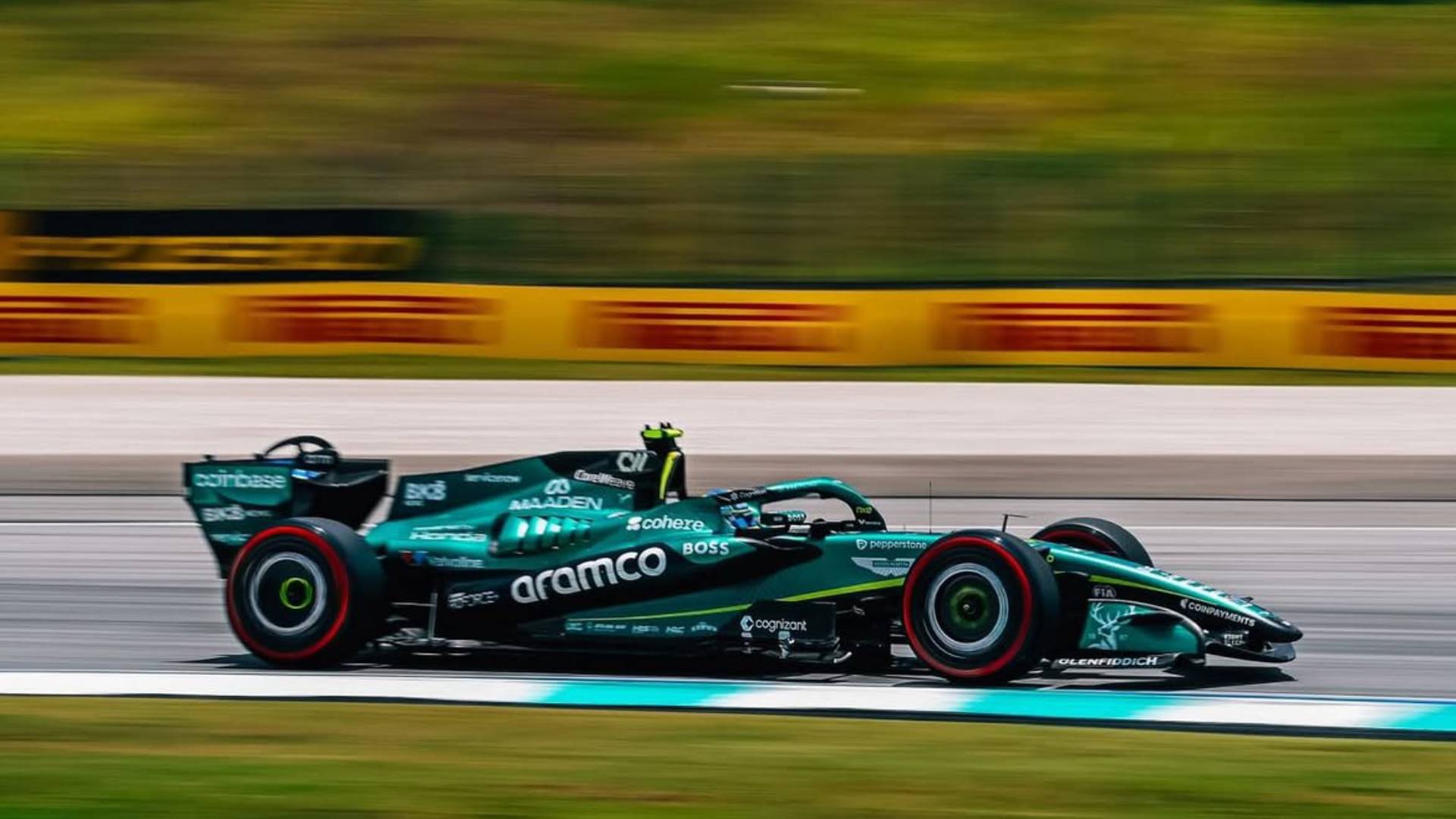 Alonso entra en los puntos y Verstappen reina en la surrealista carrera de Sepang