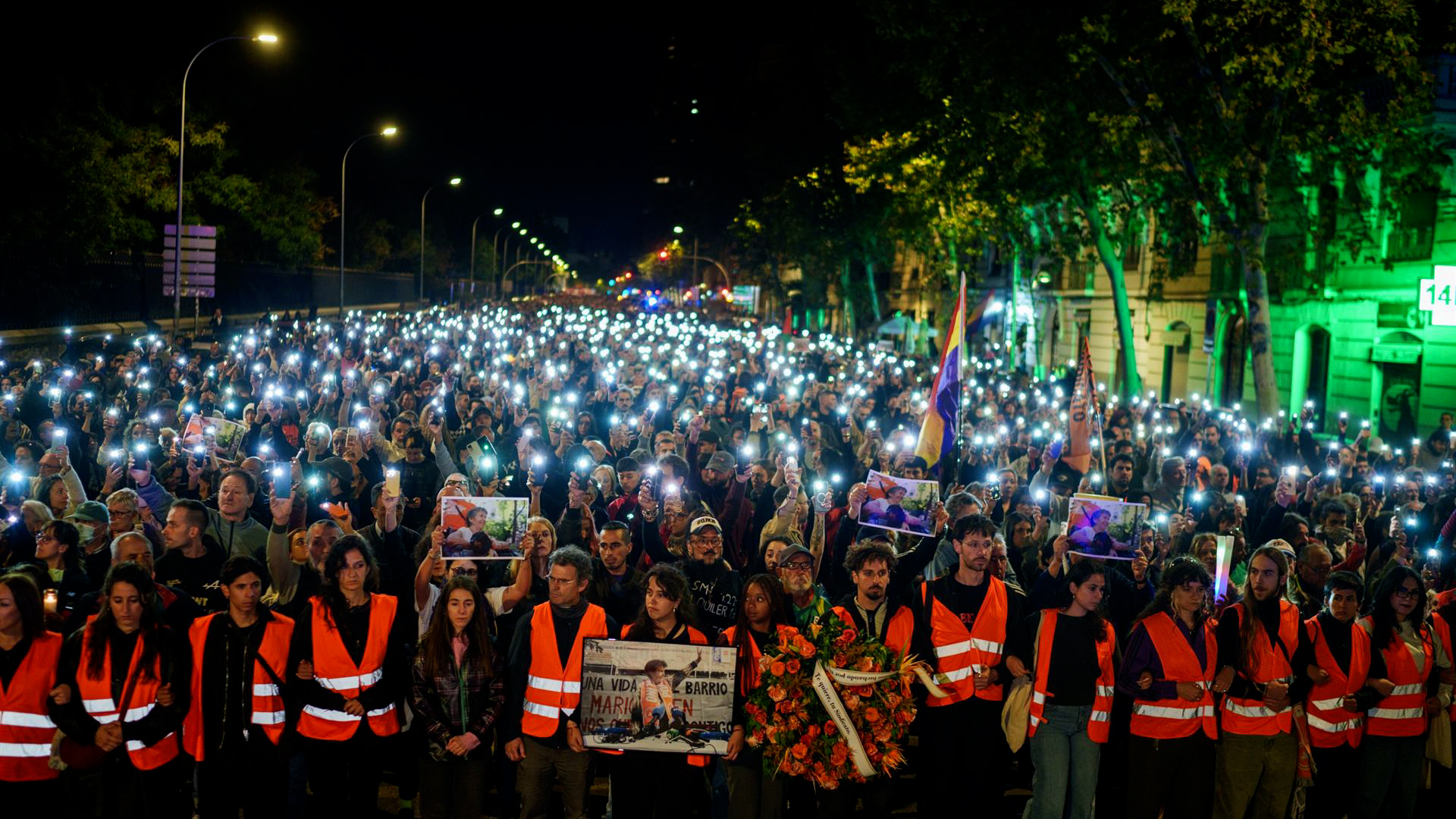 Miles de personas despiden a Maricarmen Abascal frente a la casa de la que fue desahuciada