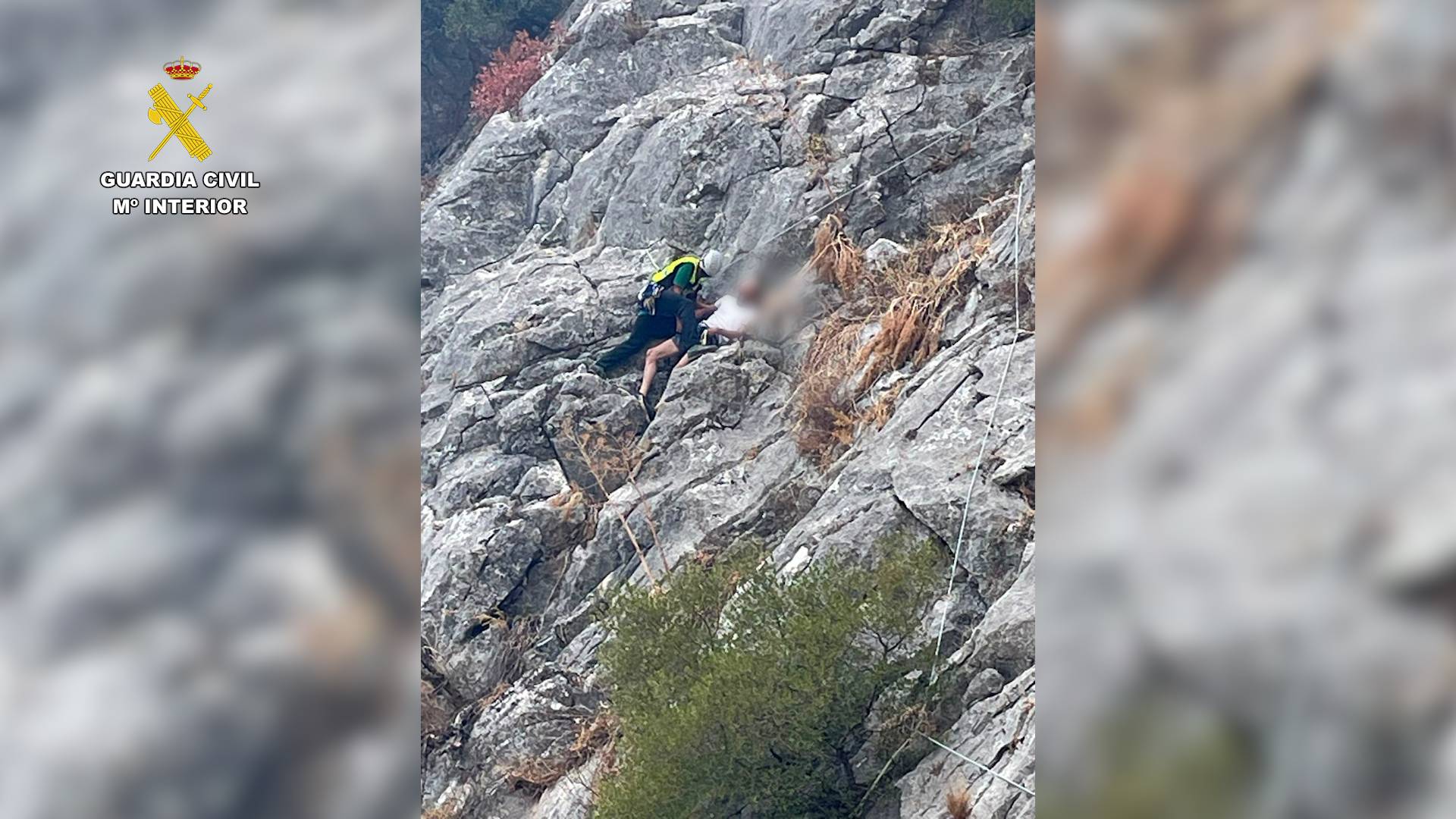 Rescatan a un senderista atrapado a 40 metros de altura en la Sierra de Cádiz