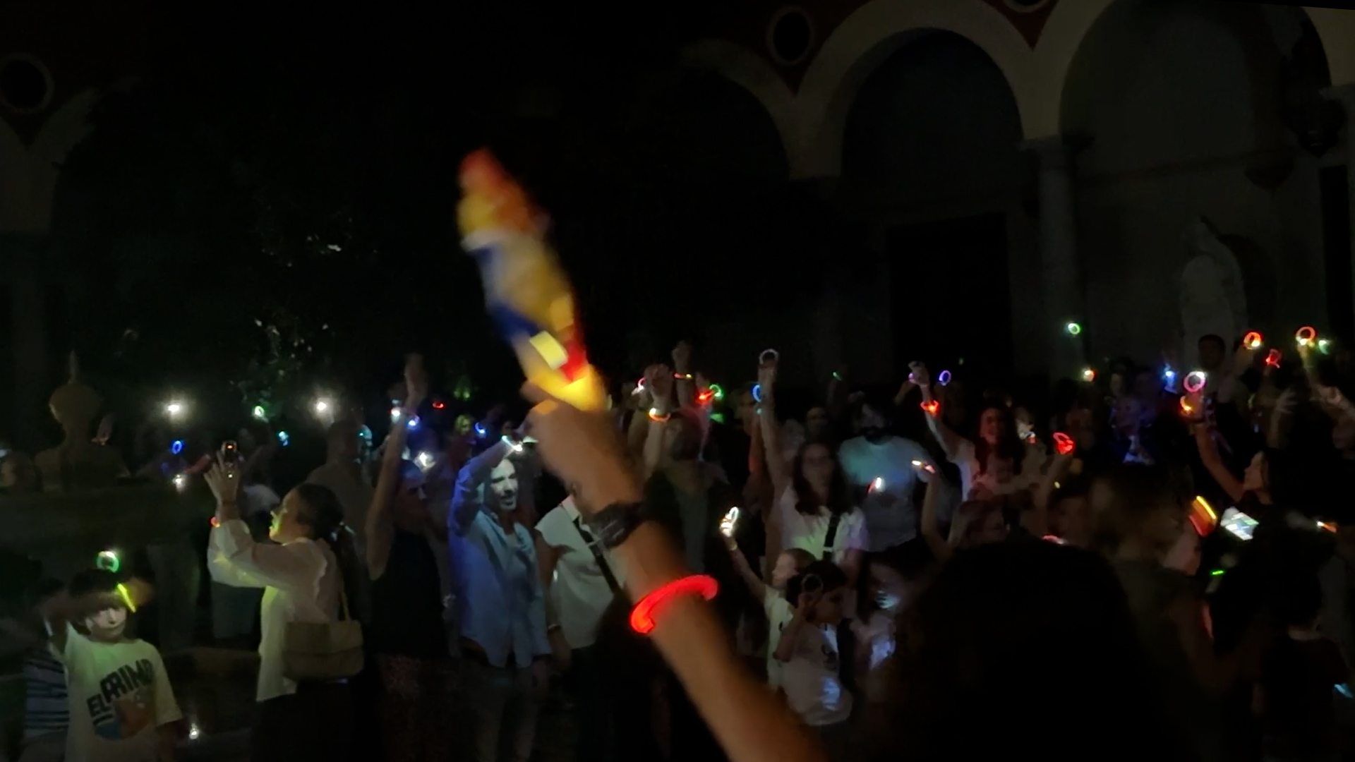 Granada ‘ilumina lo invisible’ para visibilizar a profesionales de cuidados paliativos pediátricos