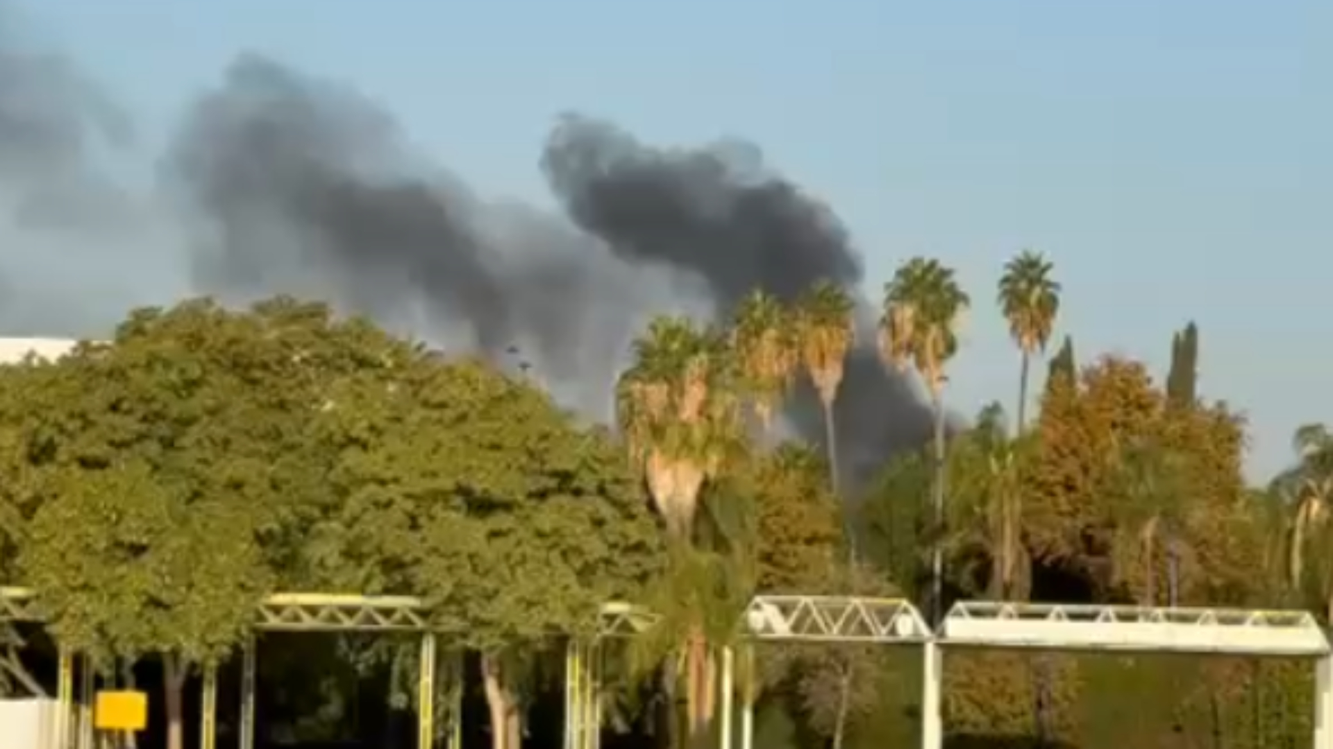 Una gran columna de humo tiñe el cielo de Sevilla tras declararse un incendio en el Charco de la Pava