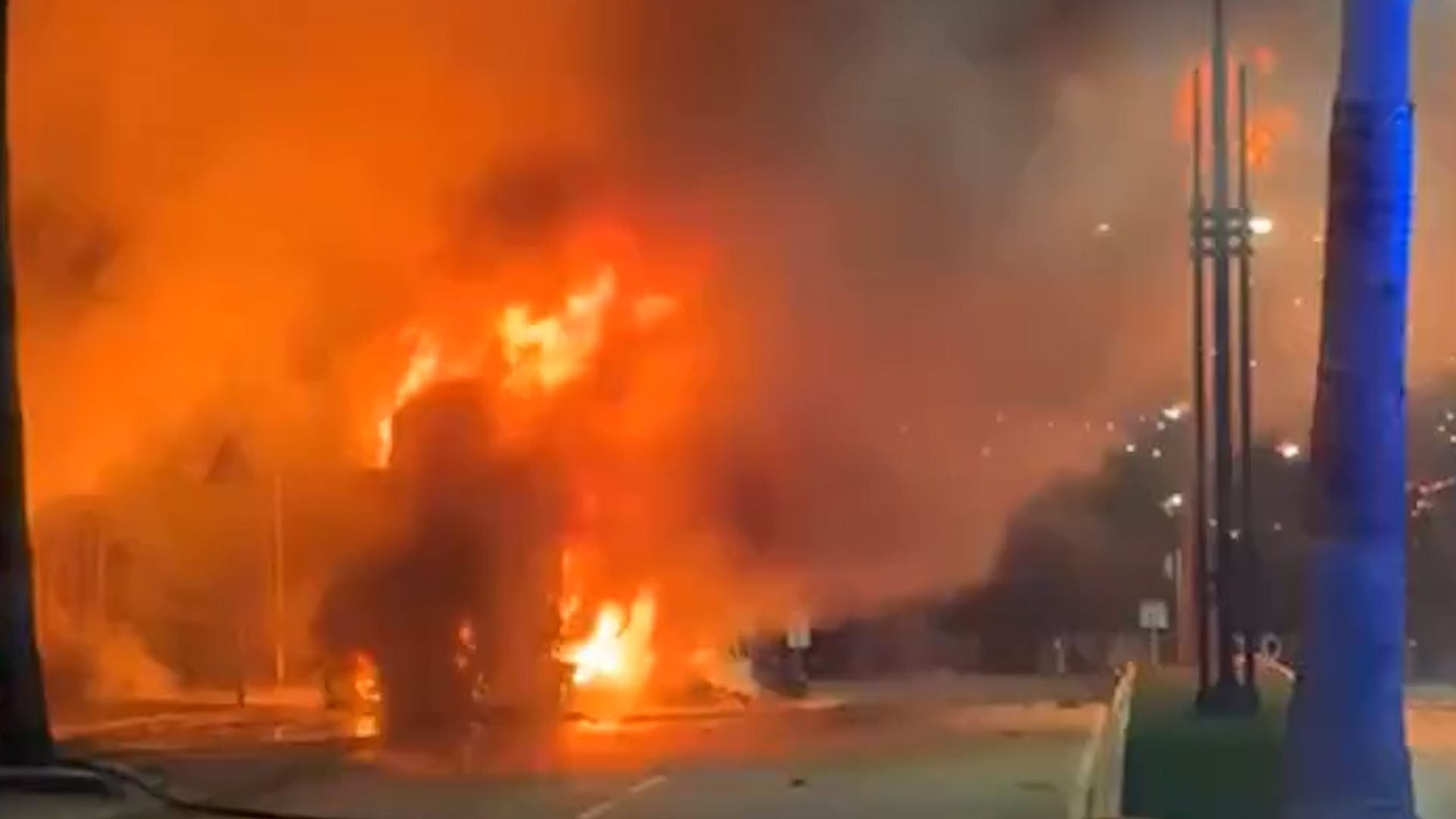 El incendio de un camión en Fuengirola provoca hasta diez explosiones y moviliza a los servicios de emergencia