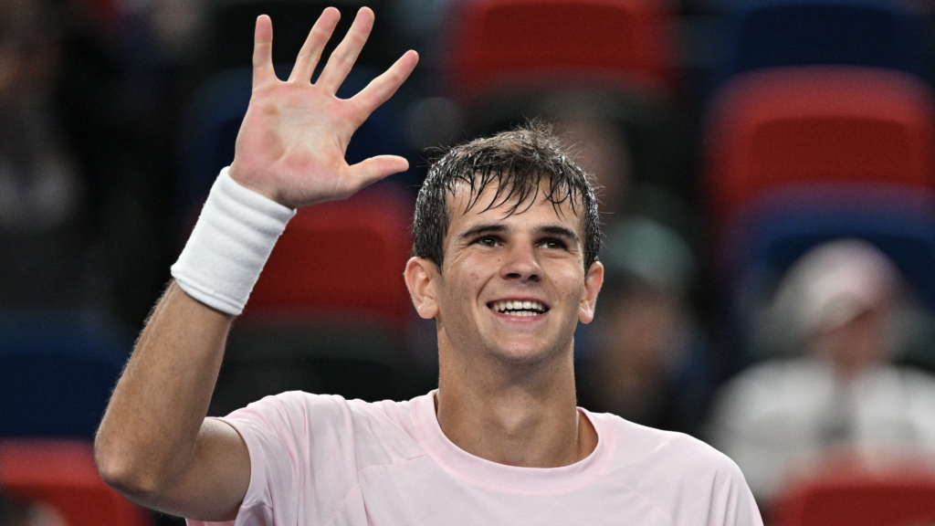 Rafa Jódar se carga a Medvedev y confirma la final española en Shanghái