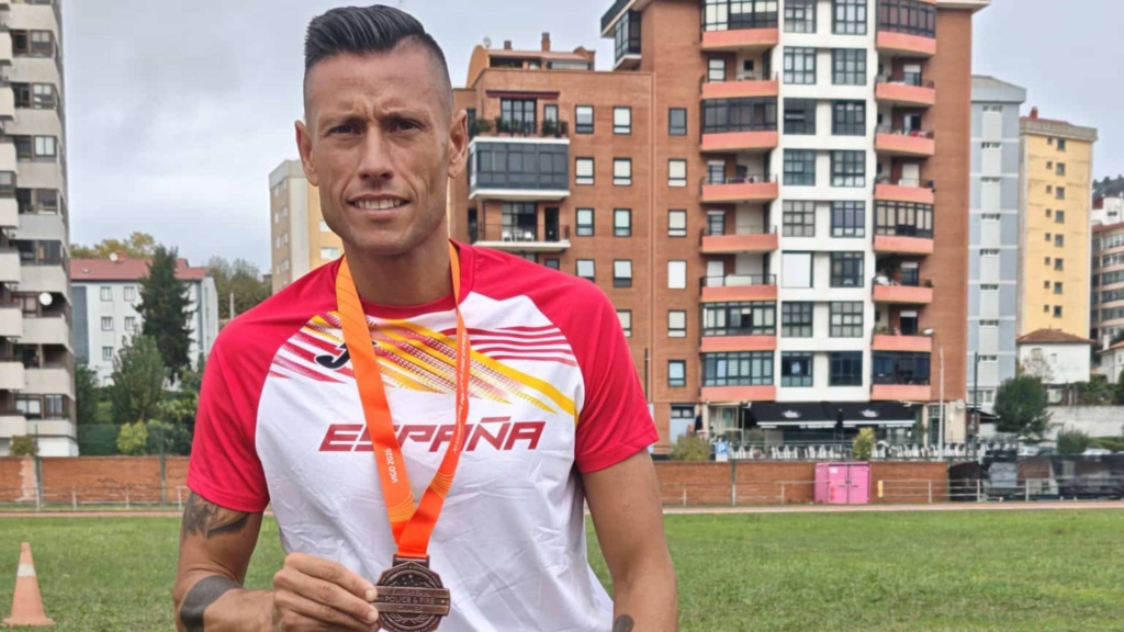 El agente 006 granadino: el policía con media docena de medallas europeas en atletismo