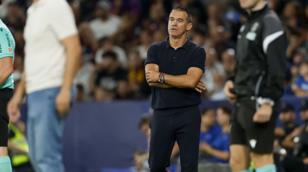 Luis García Plaza, molesto con el descuento: «Siempre que vamos ganando nos ponen 8 o 9 minutos»