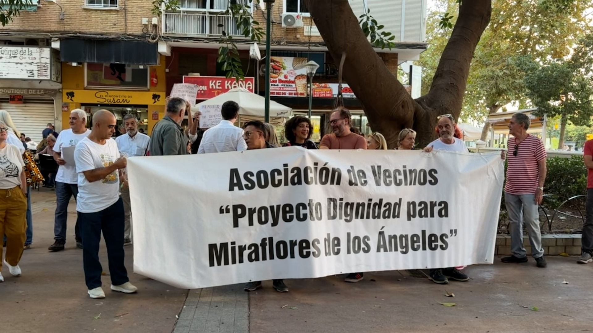 Miraflores se manifiesta contra la pérdida de 250 aparcamientos y el retraso de las pistas deportivas