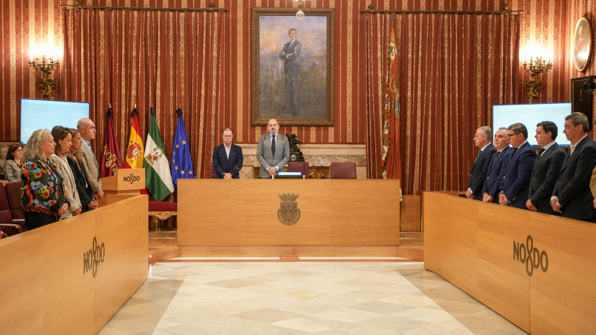 «Sevilla llora a las víctimas»: el emotivo homenaje del Ayuntamiento a los fallecidos en la tragedia de Urda