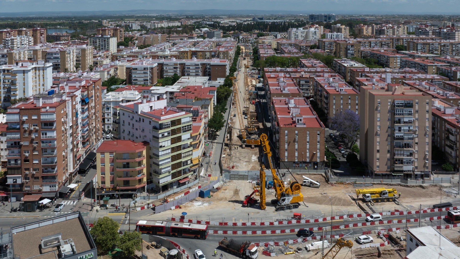 Diez equipos trabajan para resolver la avería que mantiene sin internet a varios barrios de Sevilla