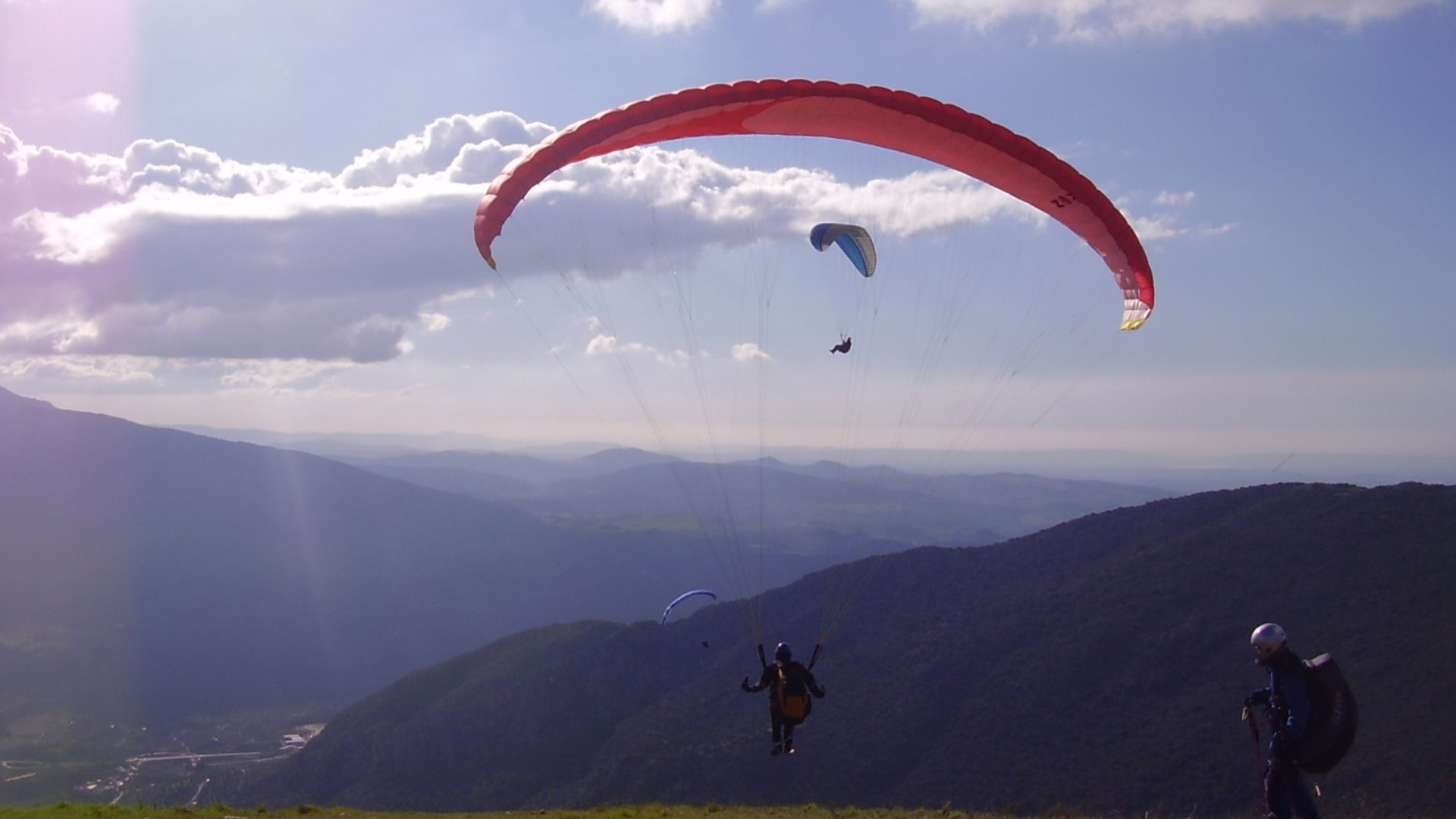 Mueren dos personas en un choque entre parapentes en la sierra de Cádiz