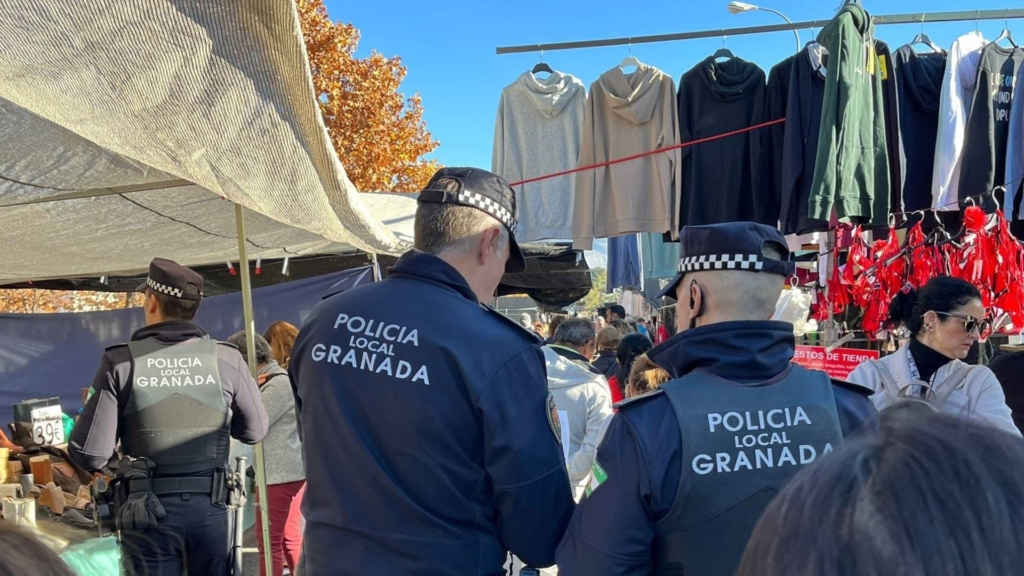 Intervienen más de un millar de prendas falsificadas en el mercadillo de Almanjáyar de Granada