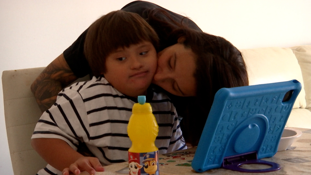 Roxana, madre de un niño con síndrome de Down, lucha contra su desahucio: «No le importamos a nadie»