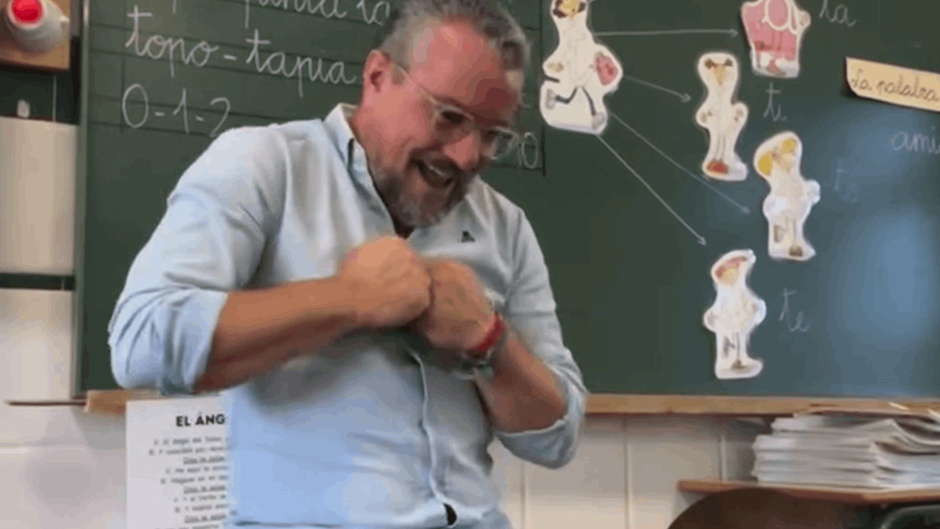 Un profesor de Huelva se hace viral al enseñar lengua de signos a sus alumnos al ritmo de una canción