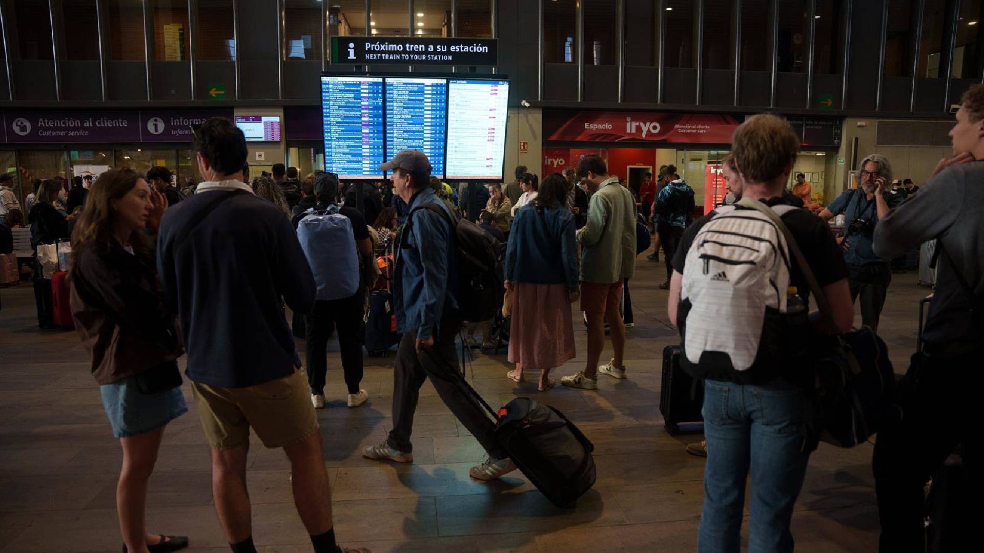 Los primeros afectados por el siniestro ferroviario en Toledo llegan a la estación de Santa Justa de Sevilla: «Con el paso de las horas todo es peor»